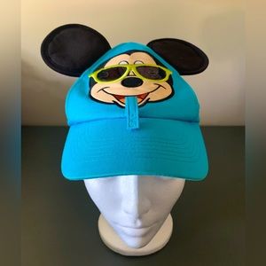 Disney parks youth Mickey hat w/sunglass clip holder. Adjustable! Mint condition